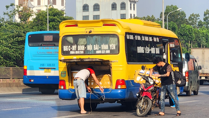 Điểm đón trả khách tuyến cố định trở nên lộn xộn, bát nháo khi các hãng cho xe đậu dưới lòng đường quá thời gian quy định do không ai kiểm soát. Ảnh chụp sáng 9/1/2024.
