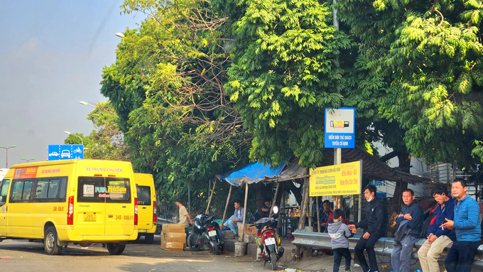 Điểm đón trả khách tuyến cố định này được Sở GTVT Hà Nội triển khai thí điểm từ năm 2019 nhằm tạo điều kiện thuận lợi cho hành khách trong quá trình đi lại. Nhưng do cơ quan chức năng không quản lý tốt nên đã biến tướng thành 'bến cóc' gây mất ATGT. Ảnh chụp sáng 9/1/2024.