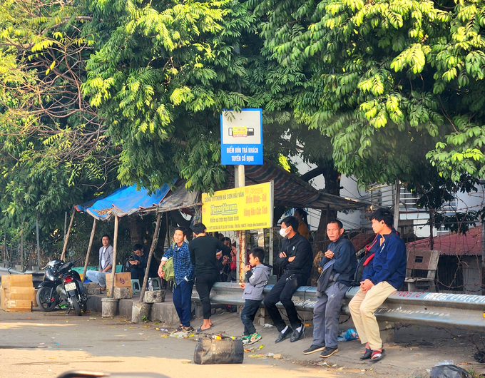Hành khách đứng, ngồi, mang hành lý lỉnh kỉnh làm huyên náo cả khu vực trông không khác bến xe thu nhỏ. Ảnh chụp sáng 9/1/2024.
