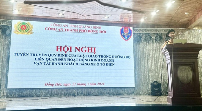 CSGT Công an TP. Đồng Hới đẩy mạnh, tuyên truyền, chấn chỉnh hoạt động kinh doanh vận tải hành khách bằng Ô tô điện trên địa bàn.