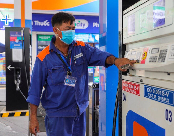 Giá xăng liên tục tăng trong 6 kỳ điều hành gần đây.