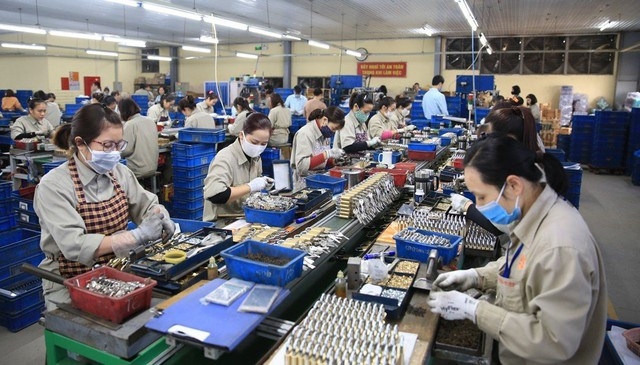 Về cơ cấu nhóm hàng xuất khẩu tính đến hết ngày 15/01/2024, nhóm hàng công nghiệp chế biến đạt 13,35 tỷ USD, chiếm 88,5%; nhóm hàng nông sản, lâm sản đạt 1,3 tỷ USD, chiếm 8,7%; nhóm hàng thủy sản đạt 318 triệu USD, chiếm 2,1%.