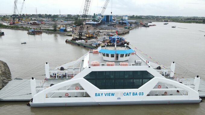 Ngay sau khi bến phà hoạt động trở lại, 2 phà công suất lớn được đưa vào phục vụ người dân và du khách.