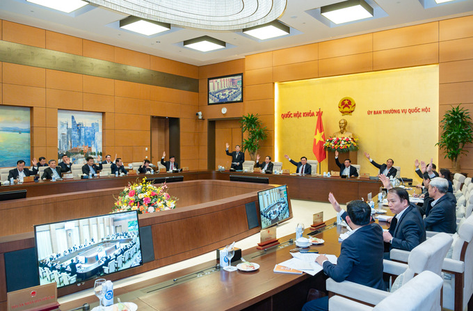 Ủy ban Thường vụ Quốc hội biểu quyết thông qua Nghị quyết về mức thuế bảo vệ môi trường đối với xăng, dầu, mỡ nhờn để áp dụng trong năm 2023