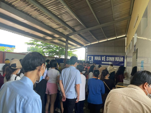Toàn tuyến cao tốc TPHCM - Dầu Giây - Phan Thiết - Vĩnh Hảo dài hơn 250 km hiện chỉ có một trạm dừng nghỉ khiến người dân đi vệ sinh phải xếp hàng dài