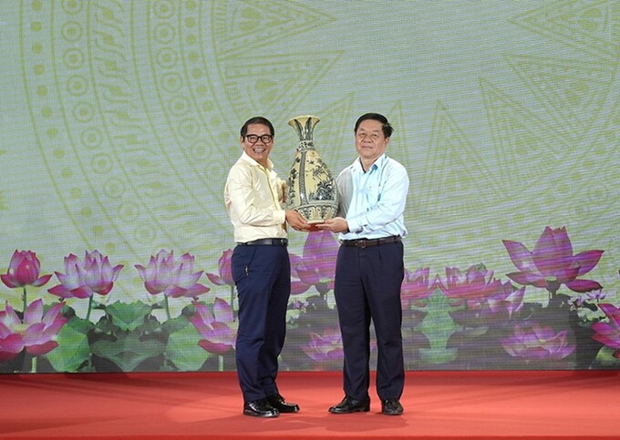 Ông Nguyễn Trọng Nghĩa tặng quà lưu niệm cho ông Trần Bá Dương