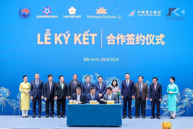 Đại diện Vietnam Airlines, Saigontourist và Beijing Cosmos Travel ký kết biên bản ghi nhớ hợp tác