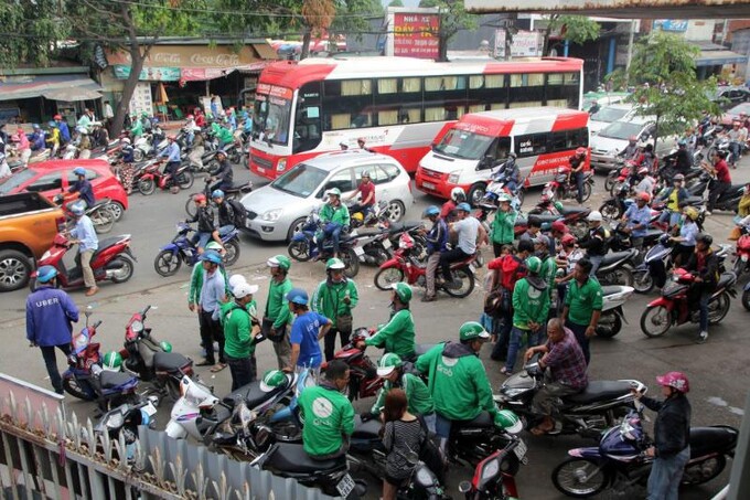 Để giải quyết vấn đề tắc đường trong dài hạn, cần có sự đầu tư đúng mức vào hạ tầng giao thông, giải quyết các điểm nút giao thông