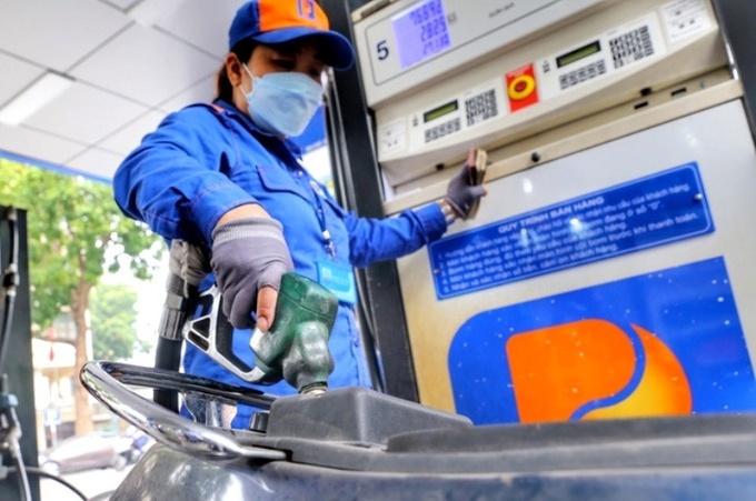 Trong kỳ điều hành này, xăng E5 RON 92 giảm 400 đồng/lít, xăng RON 95 giảm 590 đồng/lít