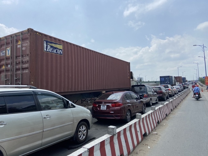 Đường Đồng Văn Cống hướng phía về phà Cát Lái thường xuyên xảy ra tình trạng kẹt cứng. Ảnh Mạnh Linh/Báo Tin tức