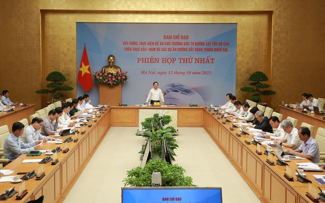 Phó Thủ tướng Chính phủ Trần Hồng Hà: Huy động các chuyên gia (kể cả chuyên gia quốc tế nếu cần thiết) về kỹ thuật, kinh tế; tổ chức các hội nghị chuyên đề để góp ý hoàn thiện Đề án chủ trương đầu tư đường sắt tốc độ cao trên trục Bắc - Nam - Ảnh: VGP