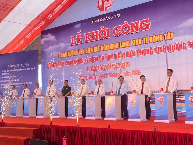Chủ tịch nước Nguyễn Xuân Phúc cùng các lãnh đạo Trung ương và địa phương ấn nút khởi công dự án