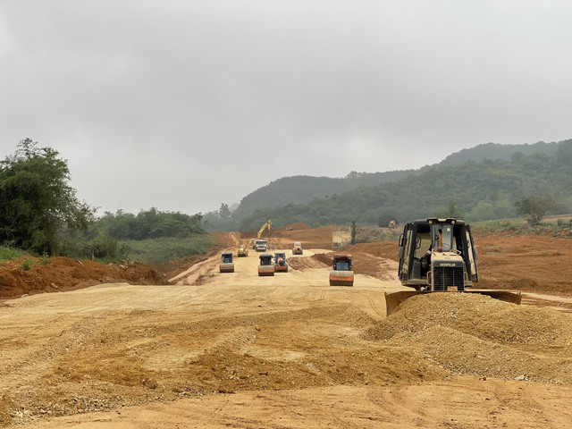 Dự án đường bộ cao tốc Bắc - Nam phía Đông giai đoạn 2021 - 2025 đã được khởi công từ ngày 1/1/2023 nhưng đến nay tại một số gói thầu còn vướng mắc về nguồn vật liệu xây dựng thông thường