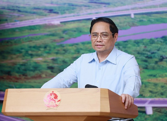 Thủ tướng Phạm Minh Chính nhấn mạnh tinh thần phải thần tốc hơn nữa, 'chỉ bàn làm, không bàn lùi'; vướng mắc ở đâu tháo gỡ ở đó, vướng ở cấp nào, cấp đó giải quyết