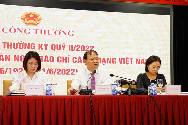 Thứ trưởng Bộ Công Thương Đỗ Thắng Hải trả lời về giá xăng, dầu tại họp báo ngày 16/6 - Ảnh: VGP/PT