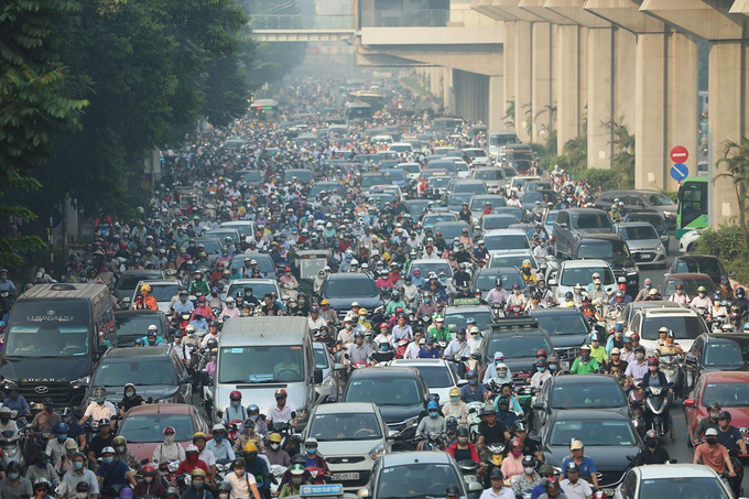 Thành phố Hà Nội ùn tắc trong giờ cao điểm. Ảnh Ngọc Thành.