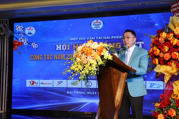 Ông Đặng Thế Phương - Phó chủ tịch thường trực - HH Vận tải Hải Phòng báo cáo Tổng kết hoạt động năm 2023 - kế hoạch 2024
