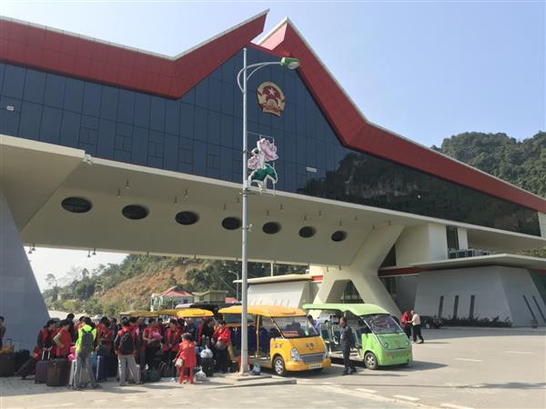 Thay bằng việc phương tiện phải tiến vào khu vực cửa khẩu để làm thủ tục xuất nhập khẩu hàng hóa, nên xem xét mở ra các điểm thông quan hàng hóa nằm ngoài khu vực cửa khẩu