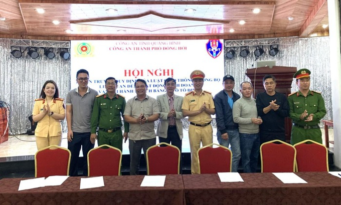 Đội CSGT-TT Công an TP.Đồng Hới đã tổ chức ký cam kết cho 100% lái xe và đại diện Công ty Vận tải Ô tô điện về hoạt động kinh doanh vận tải hành khách.