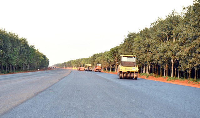 Thi công dự án Phan Thiết- Dầu Giây (tháng 4/2022) - Ảnh: VGP/Đức Tuân