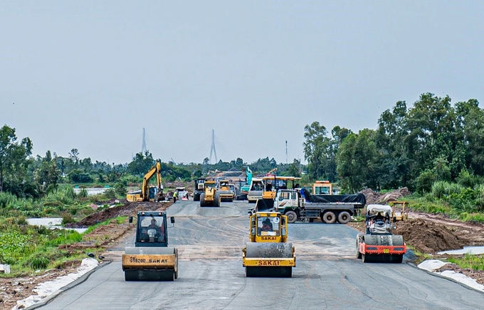 Cao tốc Cao Lãnh - An Hữu có chiều dài hơn 27km. Giai đoạn 1, tuyến cao tốc được đầu tư quy mô 4 làn xe hạn chế, nền đường rộng 17m, vận tốc thiết kế 80km/h.