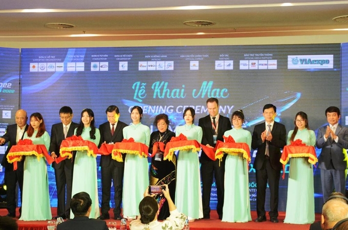 Các đại biểu cắt băng khai mạc triển lãm