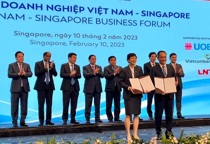 Lãnh đạo Vietnam Airlines và Singapore Airlines trao đổi Biên bản ghi nhớ trước sự chứng kiến của Thủ tướng Chính phủ Phạm Minh Chính, Bộ trưởng Bộ Nhân lực Singapore Tan See Leng tại Diễn đàn doanh nghiệp Việt Nam - Singapore ngày 10/2