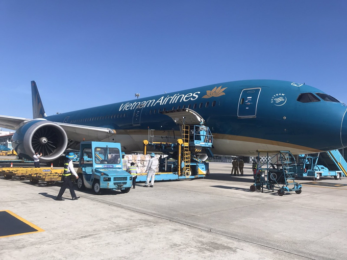 Khách du lịch tăng, sân bay quá tải, các hãng càng nỗ lực để phục vụ khách, tính toán để giảm lỗ