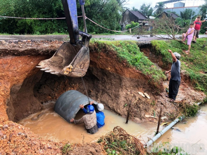 Mưa lũ làm nhiều tuyến đường tại Bình Định sạt lở, gây nguy hiểm