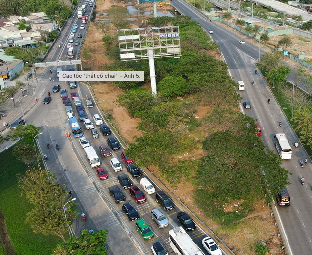 Sở GTVT TP.HCM mới đây có văn bản gửi UBND TP đề xuất mở rộng nút giao cao tốc Bến Lức - Long Thành và QL50. Cụ thể, dự án mở rộng QL50 đang triển khai có quy mô 6 làn xe, trong khi nút giao giữa cao tốc với quốc lộ này, bao gồm cầu vượt trên tuyến và đoạn kết nối đường đầu cầu chỉ 4 làn xe. Sở GTVT lo ngại độ vênh này có thể phát sinh tình trạng 'thắt cổ chai', ảnh hưởng hiệu quả đầu tư khi các công trình hoàn thành. Do đó, đoạn hơn 600 m ở khu vực nút giao (thuộc phạm vi cầu vượt trên QL50 và đường đầu cầu) được đề xuất mở rộng từ 4 lên 6 làn xe. Phần quốc lộ phía dưới dài gần 700 m cũng sẽ tính các biện pháp kết nối phù hợp hai tuyến.