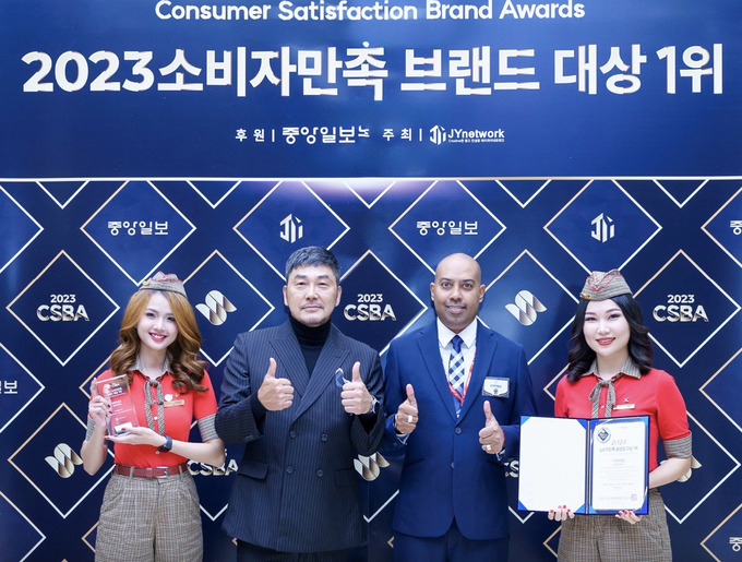 Ban tổ chức trao giải thưởng 'Thương hiệu được người tiêu dùng yêu thích 2023” cho hãng hàng không Vietjet. Ảnh: Vietjet