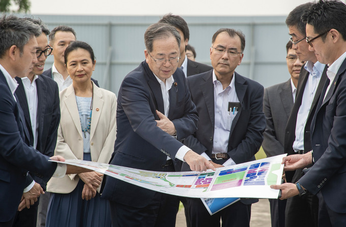 Ông Tetsuo Saito (giữa) thăm quan thực địa dự án Thành phố Thông minh Bắc Hà Nội