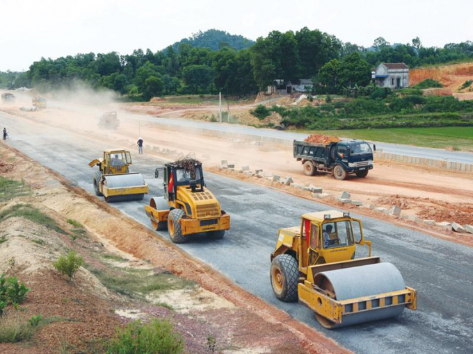 Một trong 12 nhiệm vụ năm nay của Chính phủ là khẩn trương, quyết liệt, hiệu quả trong chuẩn bị đầu tư, phân bổ vốn; tập trung tháo gỡ vướng mắc, tăng cường hiệu quả tổ chức thực hiện theo nguyên tắc hậu kiểm, phấn đấu giải ngân hết 100% kế hoạch vốn đầu tư công.