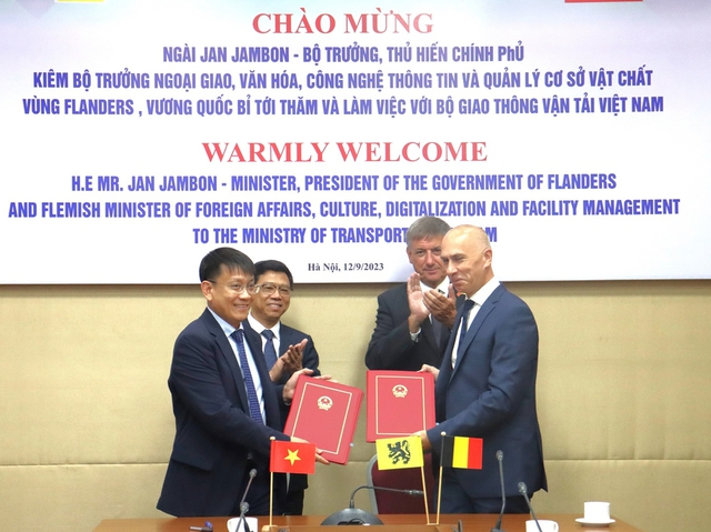 Thứ trưởng Bộ GTVT Nguyễn Xuân Sang và Thủ hiến Vùng Flanders Jan Jambon chứng kiến Lễ ký kết Biên bản ghi nhớ giữa Cục Hàng hải Việt Nam và Văn phòng Thủ hiến và Đối ngoại Flanders. Ảnh: mt.gov