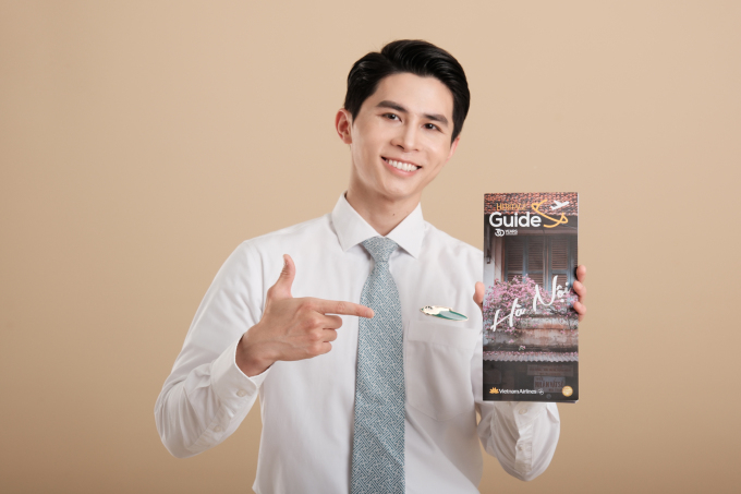 Tiếp viên Vietnam Airlines và cuốn Heritage Guide. Ảnh: Heritage