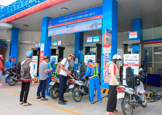 Thuế, phí chiếm gần 11.000 đồng/lít xăng
