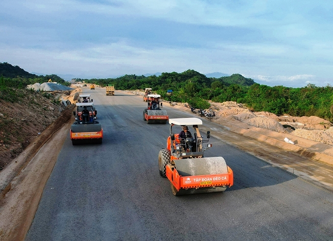 Quyết liệt, tích cực triển khai các dự án, công trình giao thông quan trọng quốc gia và nhiều công trình đã làm việc liên tục '3 ca, 4 kíp'
