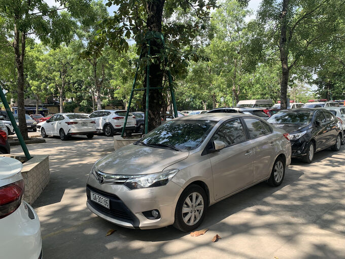 Xe đỗ ngổn ngang trong bãi do không có người sắp xếp, trông coi. Ảnh: Tâm Vũ