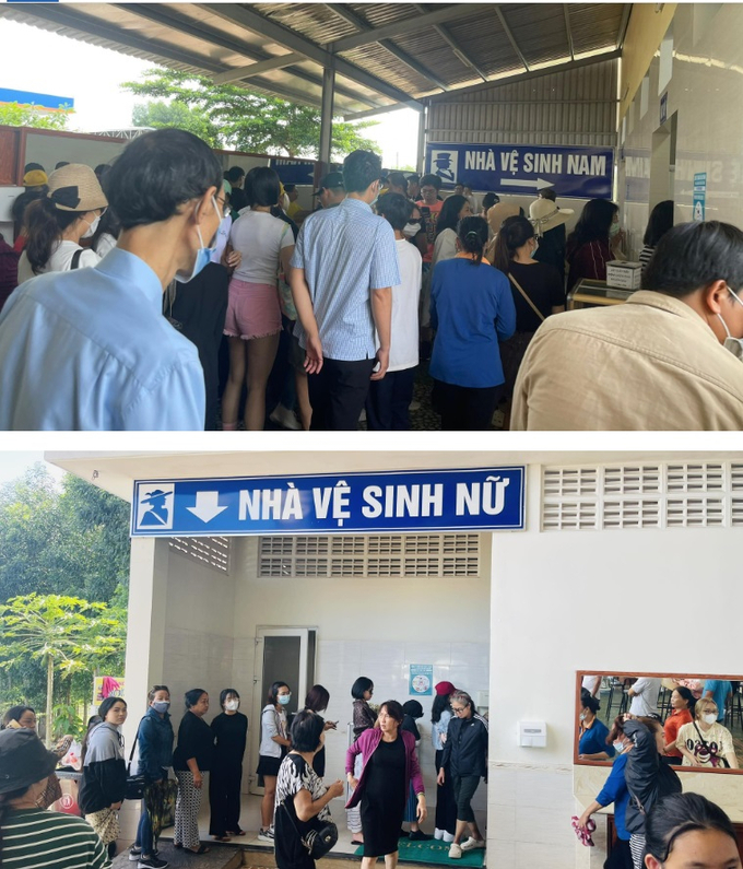 Hành khách xếp hàng dài chờ đi vệ sinh.