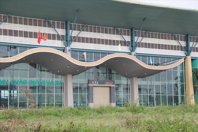 Sau 10 năm hoạt động thì có 8 năm bị bỏ hoang, bến xe này đang bị ngân hàng rao bán để siết nợ.