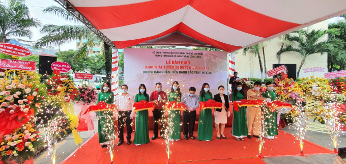 Ban lãnh đạo Công ty cùng các đối tác cắt băng khai trương 4 tuyến xe buýt 01,15,65,152. Trong đó, 3 tuyến gồm tuyến số 1, 65 và 152 được đầu tư sử dụng 42 xe mới 100%