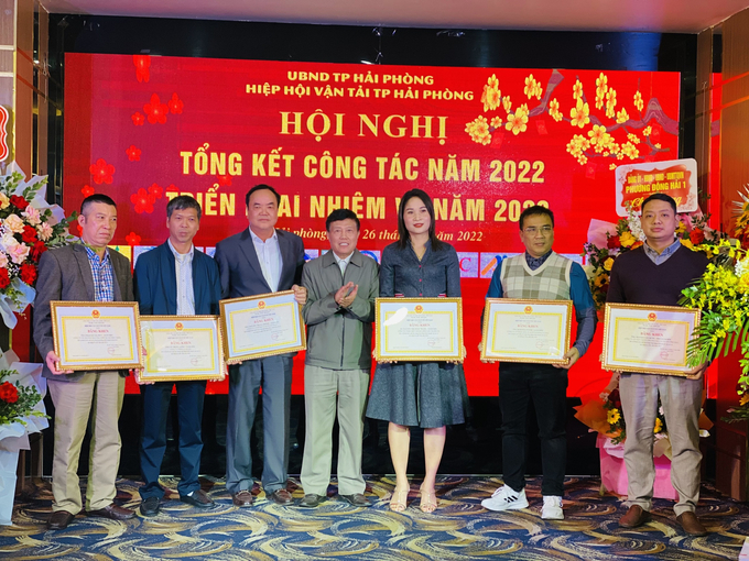 Chủ tịch Hiệp hội tặng bằng khen cho các cá nhân tiêu biểu