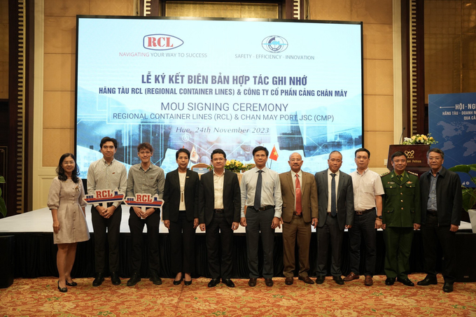 Các đại biểu chụp ảnh lưu niệm.
