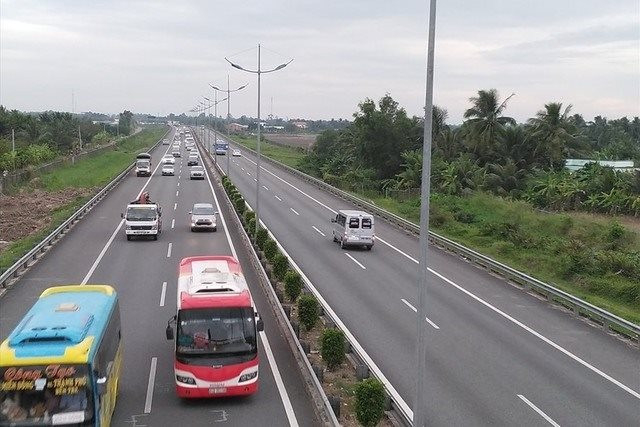 Bộ Giao thông vận tải đã cho phép các doanh nghiệp kinh doanh vận tải hành khách tuyến cố định bằng xe ô tô được phép hoạt động trên đường cao tốc mới