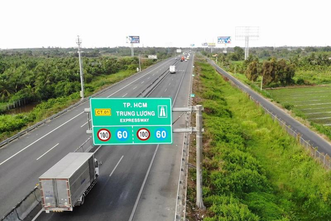 Sơ bộ đến năm 2025, nhu cầu đầu tư hệ thống kết cấu hạ tầng là hơn 900.000 tỷ đồng. Do vậy, khi quyết định chủ trương đầu tư các dự án đường cao tốc, Quốc hội giao Chính phủ nghiên cứu giải pháp để đầu tư xong thu phí và hoàn vốn…