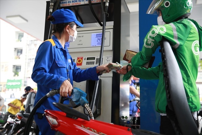 Áp lực về chi phí giá xăng dầu khiến các tài xế chùn bước với nghề.