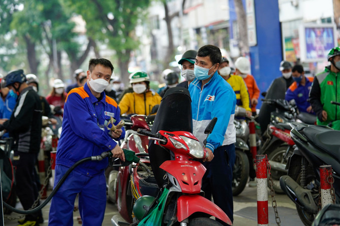 Xếp hàng chờ đổ xăng tại một cây xăng trên đường Láng (Hà Nội), chiều 10/3. Ảnh: Phạm Chiểu