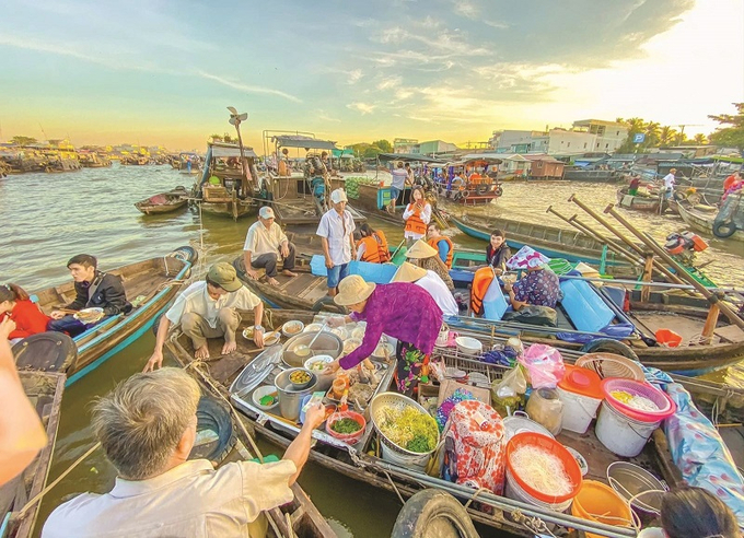 Doanh thu từ du lịch lữ hành trong tháng 4 tăng mạnh nhờ việc mở cửa lại toàn bộ du lịch nội địa và quốc tế. Ảnh Internet