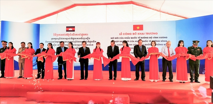 Các đại biểu phía Việt Nam và Campuchia thực hiện nghi thức khai trương Cửa khẩu ngày 23/2/2023