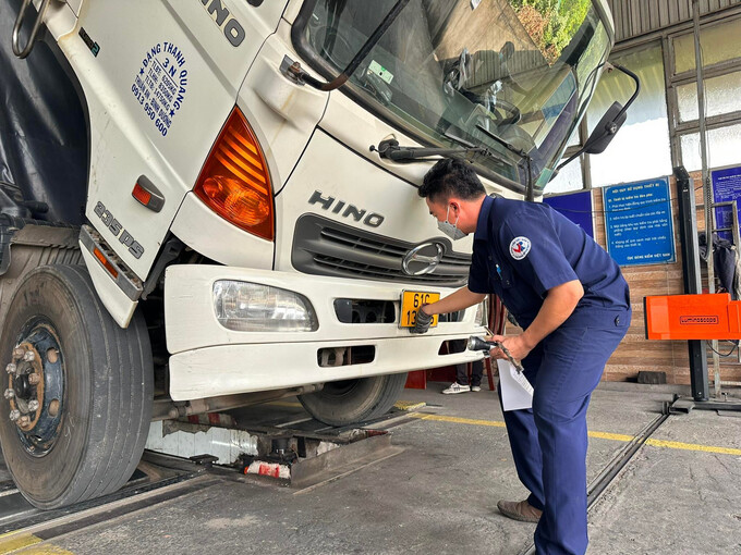 Ùn tắc tại các trung tâm đăng kiểm đang gây ảnh hưởng đến quyền lợi hợp pháp và đời sống bình thường của người dân và doanh nghiệp. Ảnh Internet